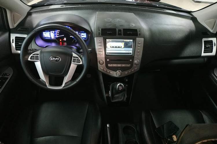 Used BYD S6 2014 2.0L Manual Luxury 5-Seater
