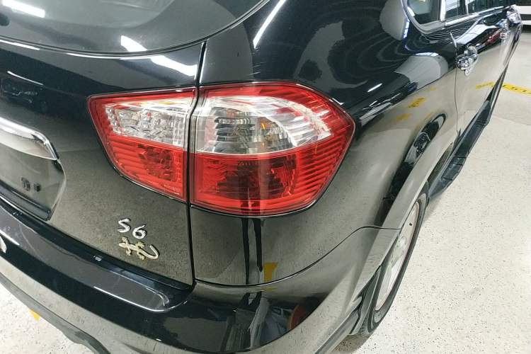 Used BYD S6 2014 2.0L Manual Luxury 5-Seater
