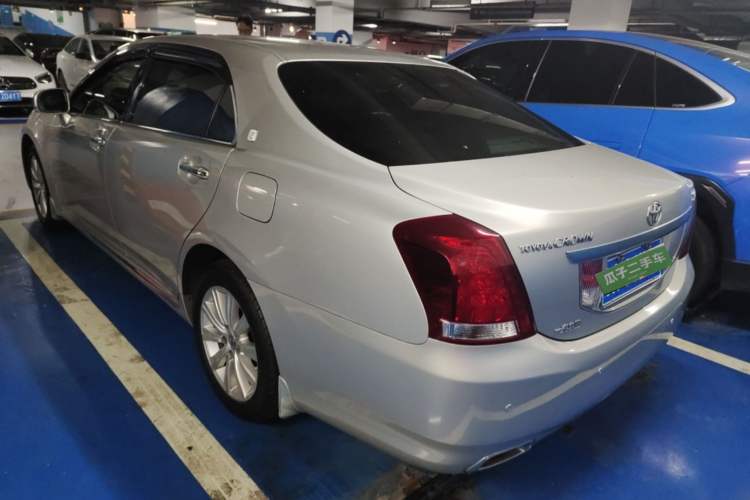 Used Toyota Crown 2011 2.5L Royal Special Edition with Leather and Sunroof
