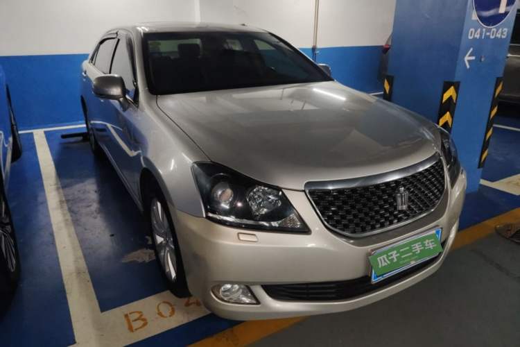 Used Toyota Crown 2011 2.5L Royal Special Edition with Leather and Sunroof
