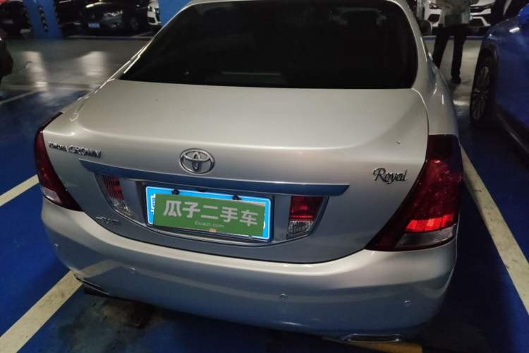 Used Toyota Crown 2011 2.5L Royal Special Edition with Leather and Sunroof
