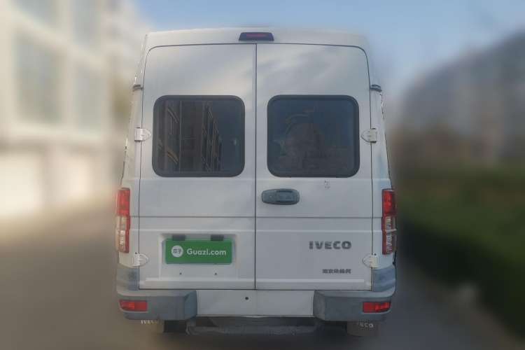 Used Iveco Daily 2017 2.5T A35 Passenger Van 5-7 Seats Model 47Z5
