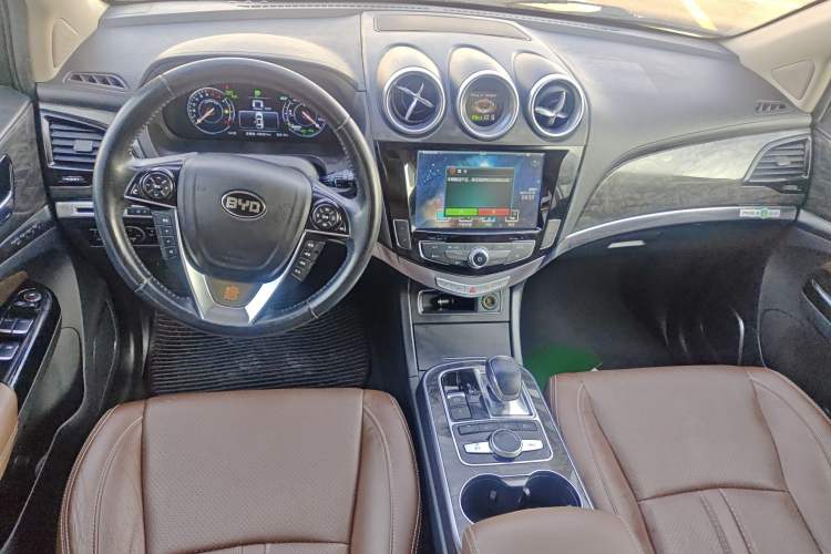 Used BYD Tang New Energy 2015 2.0T Four-Wheel-Drive Flagship Model Interior 3