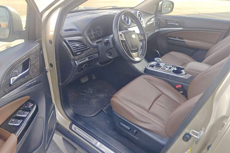 Used BYD Tang New Energy 2015 2.0T Four-Wheel-Drive Flagship Model Interior 2