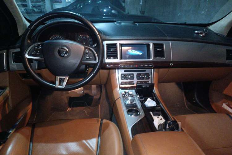 Used Jaguar XF 2015 XF 2.0T Luxury Edition Center Console