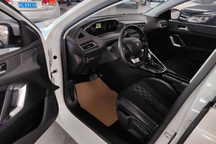 Used Peugeot 308 2016 230THP Automatic Luxury Edition Interior 2