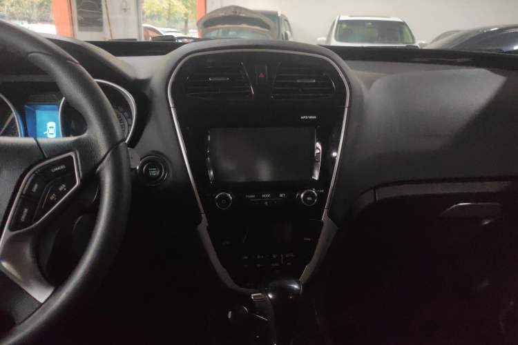 Used GAC Trumpchi GS5 Super 2015 2.0L Automatic Two-Wheel Drive Elite Edition Audio And AC Panel