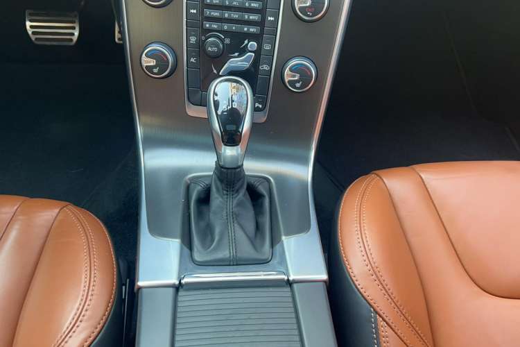 Used Volvo V60 2014 T5 Zhiya Edition
