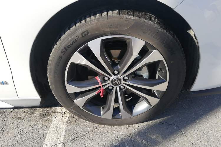 Used Toyota Granvia 2023 2.5L Hybrid Flagship VIP Edition Right Front Wheel Hub