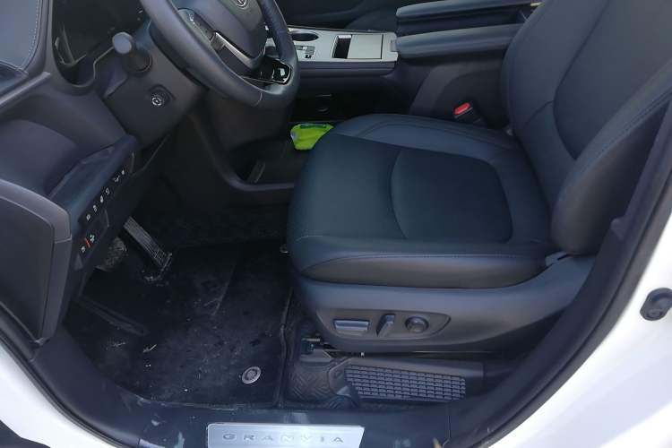 Used Toyota Granvia 2023 2.5L Hybrid Flagship VIP Edition Left Front Seat