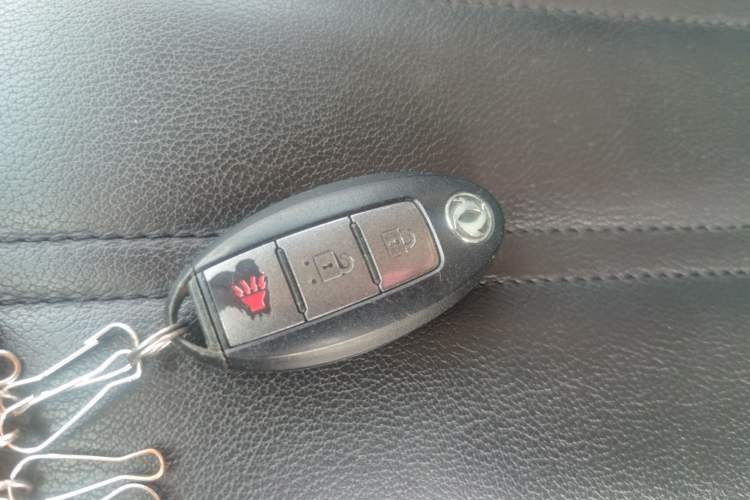 Used Dongfeng Fengdu MX6 2015 2.0L CVT Two-Wheel Drive Dream Edition