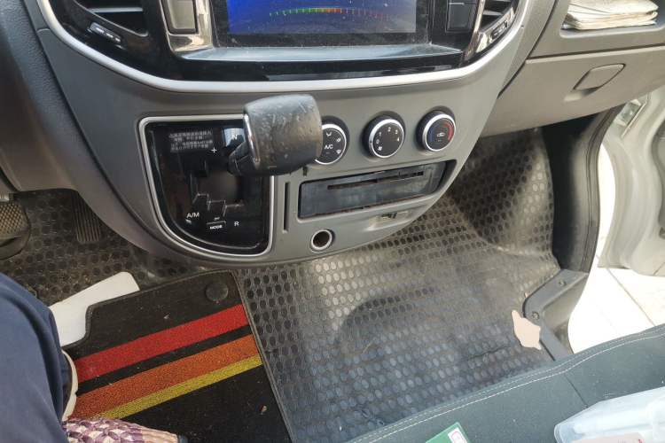 Used SAIC MAXUS  2017 2.5T AMT Aoyuntong National V Short Wheelbase Mid-Roof 5/6/10-Seater
