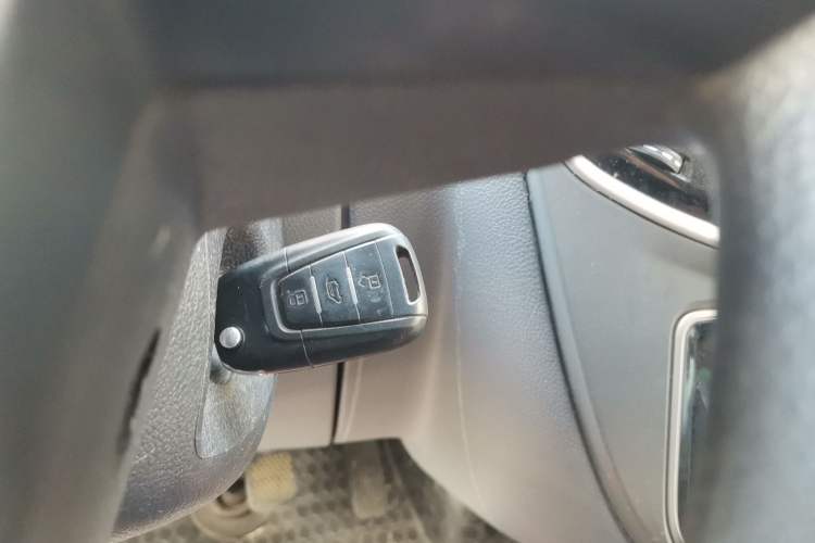 Used SAIC MAXUS  2017 2.5T AMT Aoyuntong National V Short Wheelbase Mid-Roof 5/6/10-Seater
