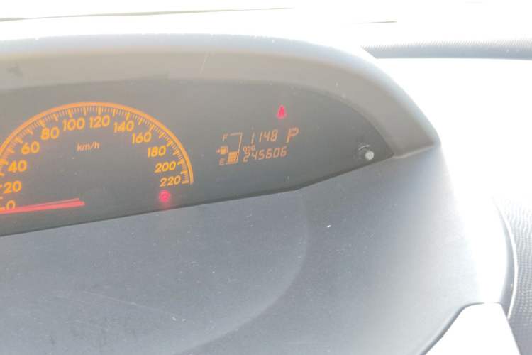 Used Toyota Yaris 2011 1.6G Automatic Xuan Dong Edition Odometer Close Up