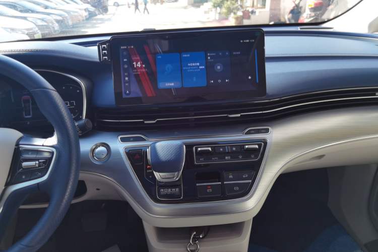 Used Roewe iMAX8 2022 400TGI Prestige Edition
