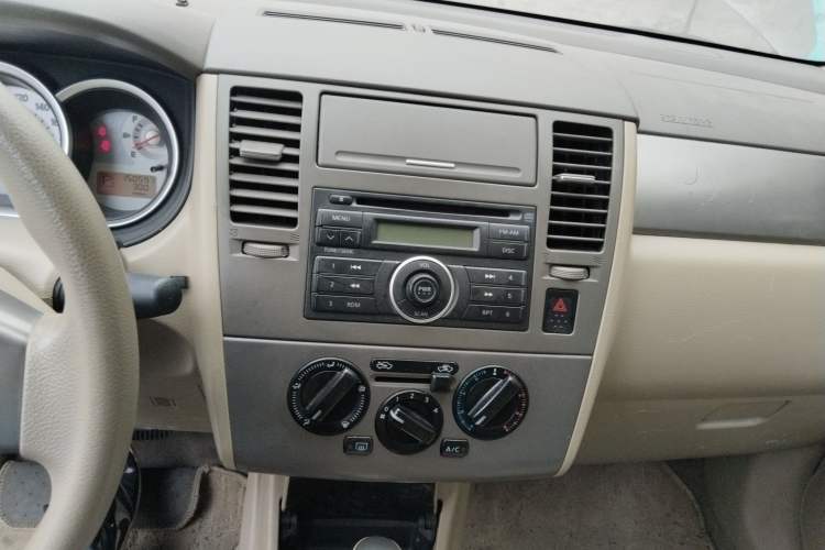 Used Nissan Tiida Sedan 2008 1.6L Automatic Fashion Edition Audio And AC Panel
