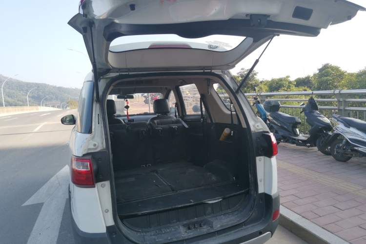 Used Dongfeng Fengon 370 2016 1.5L Manual Elite Travel Edition 7 Seats
