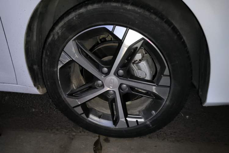 Used Geely Auto Emgrand L 2022 1.4T CVT Flagship Edition Right Front Wheel Hub