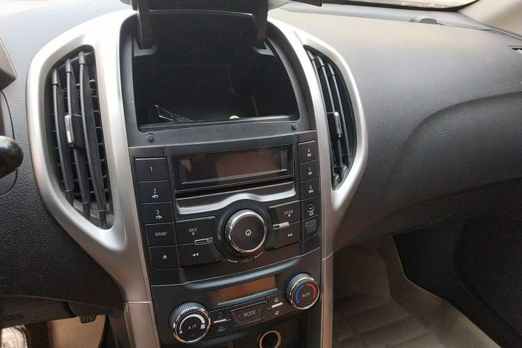 Used Baojun 610 2014 1.5L automatic luxury version