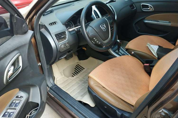 Used Baojun 610 2014 1.5L automatic luxury version