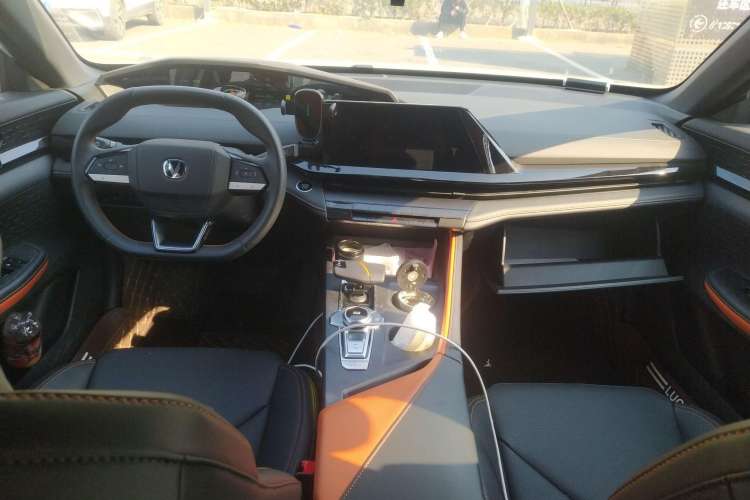 Used CHANGAN UNI-V iDD 2023 ZhiDian iDD 1.5T 113km Smart & Fun Version