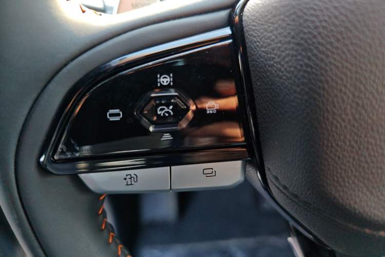 Used Oshan Z6 New Energy 2023 ZhiDian iDD 150KM Flagship PLUS Smart Parking Edition