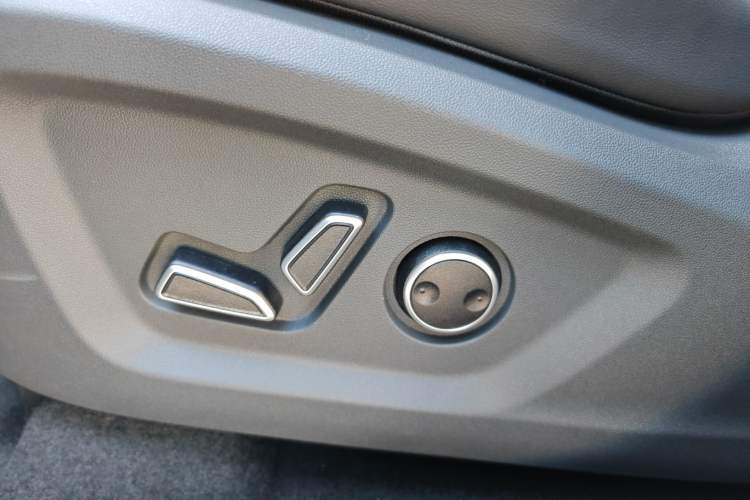 Used Oshan Z6 New Energy 2023 ZhiDian iDD 150KM Flagship PLUS Smart Parking Edition