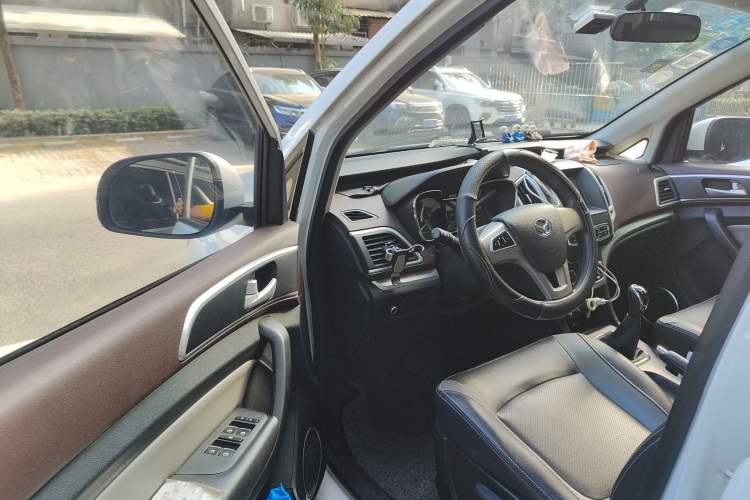 Used HYOSOW H3 2015 1.5L manual Comfort trim level
