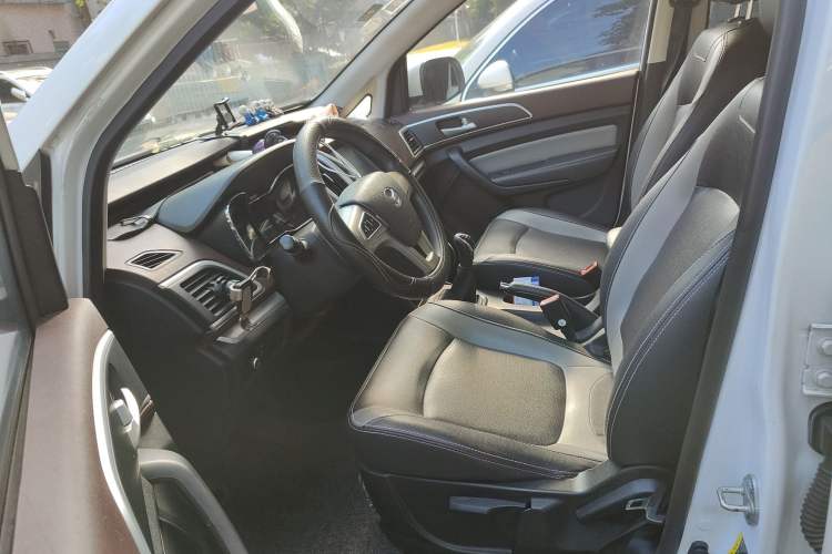 Used HYOSOW H3 2015 1.5L manual Comfort trim level
