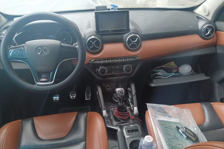 Used BAIC Senova X35 2016 1.5L Manual Luxury Edition Center Console