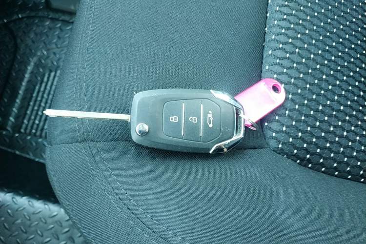 Used SAIC MAXUS Xintu V90 2022 2.0T Manual Zhiyun King Rear-Drive Long Wheelbase High-Roof with Single Rear Tire—6/7 Seats
