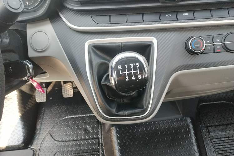 Used SAIC MAXUS Xintu V90 2022 2.0T Manual Zhiyun King Rear-Drive Long Wheelbase High-Roof with Single Rear Tire—6/7 Seats
