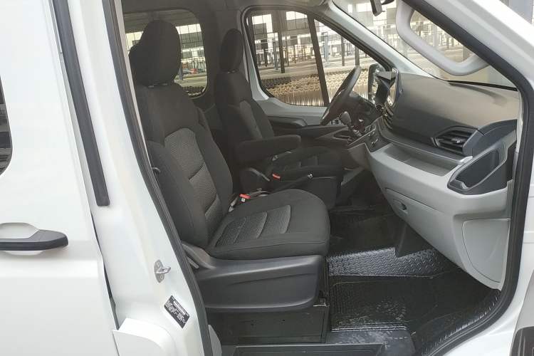 Used SAIC MAXUS Xintu V90 2022 2.0T Manual Zhiyun King Rear-Drive Long Wheelbase High-Roof with Single Rear Tire—6/7 Seats
