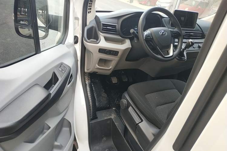 Used SAIC MAXUS Xintu V90 2022 2.0T Manual Zhiyun King Rear-Drive Long Wheelbase High-Roof with Single Rear Tire—6/7 Seats
