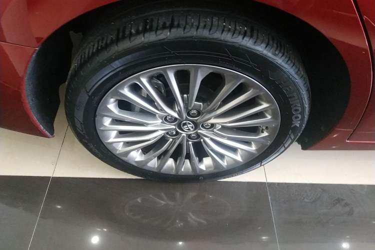 Used Toyota Avalon 2019 Dual-Engine 2.5L XLE Prestige Version China VI Standard
