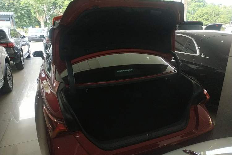 Used Toyota Avalon 2019 Dual-Engine 2.5L XLE Prestige Version China VI Standard
