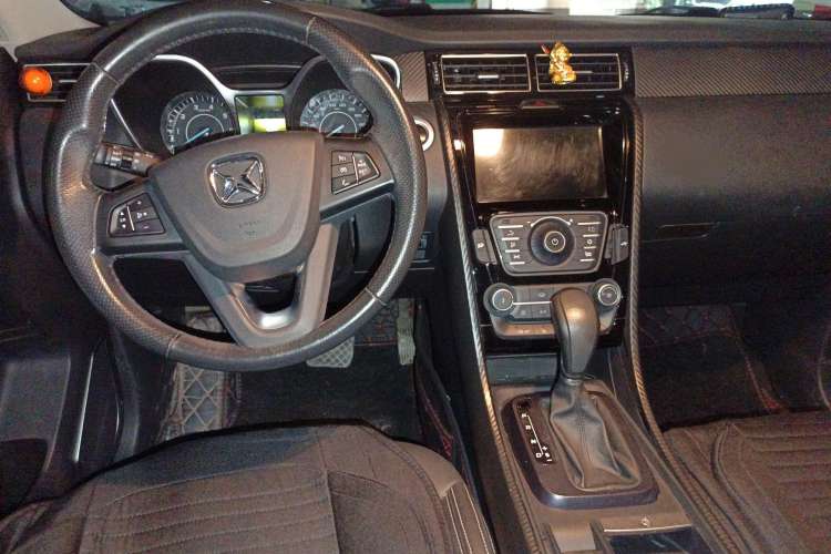 Used JMC Yusheng S330 2016 1.5L GTDi Automatic Two-Wheel Drive Prestige Edition Center Console