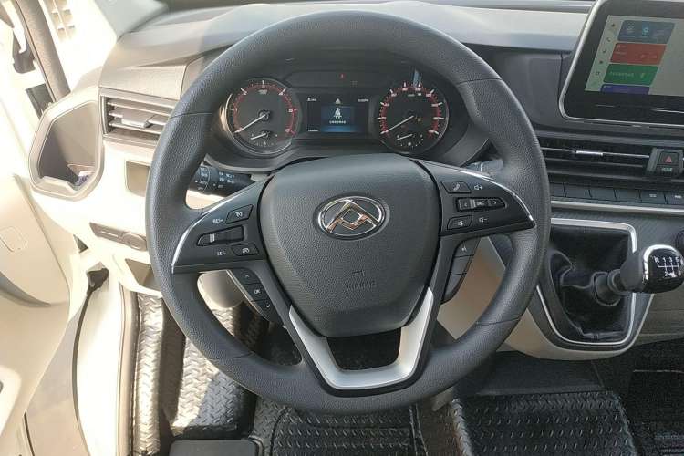 Used SAIC MAXUS Xintu V90 2022 2.0T Manual Zhiyun King Rear-Drive Long Wheelbase High-Roof with Single Rear Tire—6/7 Seats
