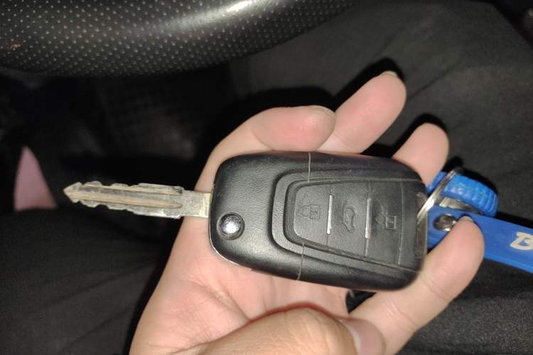 Used SAIC MAXUS  2019 2.5T Classic Model AMT Aoyuntong Facelifted Short Wheelbase Ultra-Low Roof 5/6-Seater
