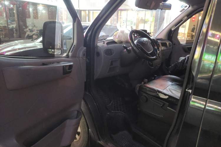 Used SAIC MAXUS  2019 2.5T Classic Model AMT Aoyuntong Facelifted Short Wheelbase Ultra-Low Roof 5/6-Seater
