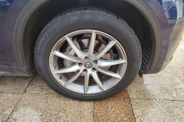 Used Alfa Romeo Stelvio 2017 2.0T 280HP Luxury Edition Right Front Wheel Hub