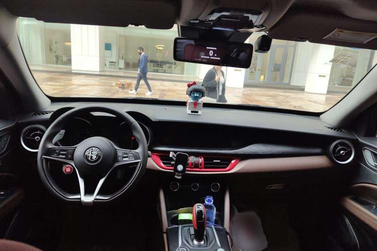 Used Alfa Romeo Stelvio 2017 2.0T 280HP Luxury Edition Center Console