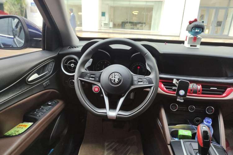 Used Alfa Romeo Stelvio 2017 2.0T 280HP Luxury Edition Steering Wheel