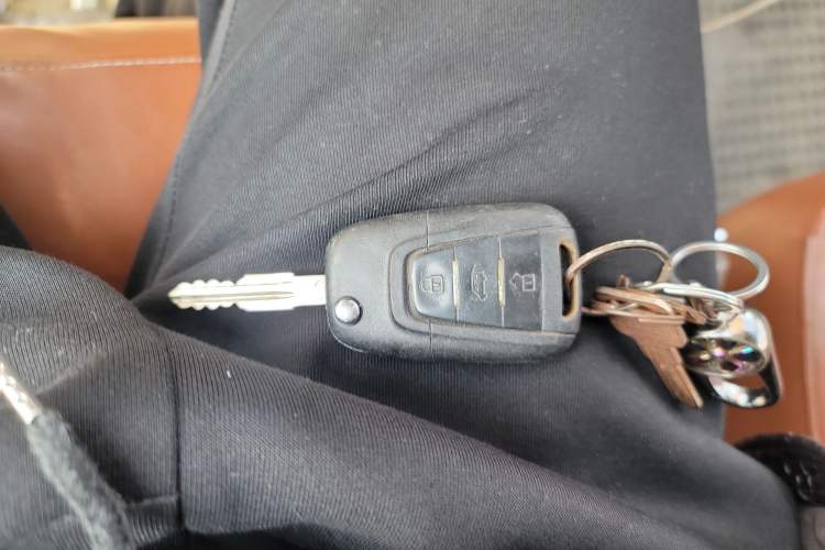 Used SAIC MAXUS  2014 2.5T Aotuntong Short Wheelbase Mid-Roof Model