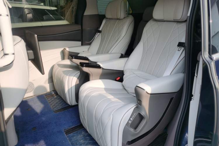 Used Denza D9 2022 DM-i 970 Four-Wheel Drive Flagship Model
