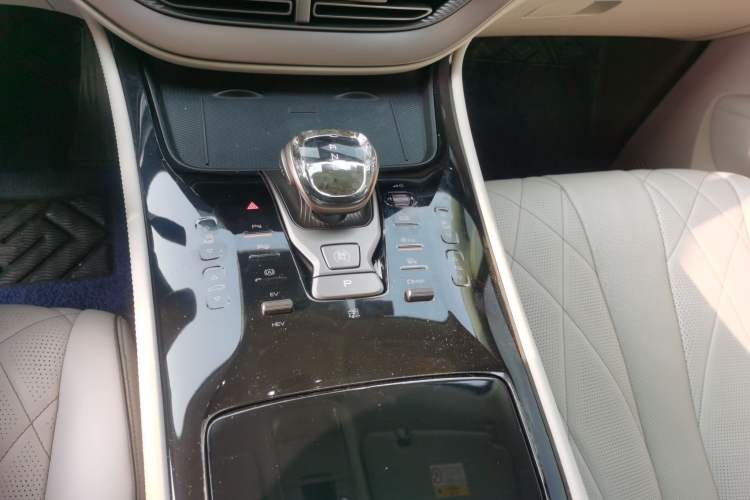 Used Denza D9 2022 DM-i 970 Four-Wheel Drive Flagship Model
