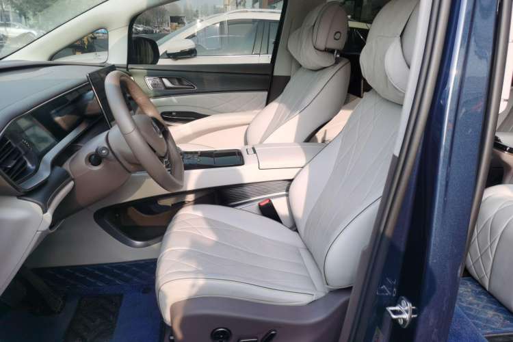 Used Denza D9 2022 DM-i 970 Four-Wheel Drive Flagship Model
