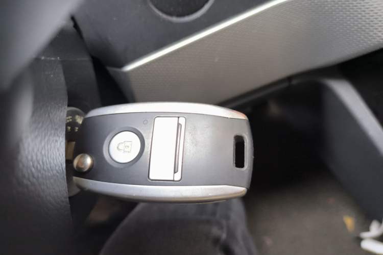 Used Dongfeng Yufeng Yufeng 2023 V9+ 2.0T Automatic Front-Wheel-Drive Short Wheelbase Low-Roof Model with 5/6 Seats