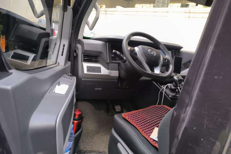 Used Dongfeng Yufeng Yufeng 2023 V9+ 2.0T Automatic Front-Wheel-Drive Short Wheelbase Low-Roof Model with 5/6 Seats