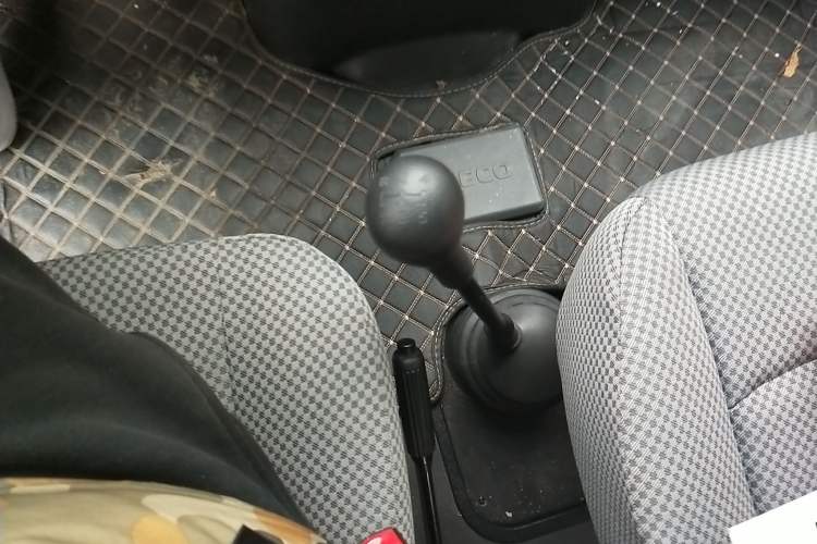 Used Iveco Daily 2021 2.5T A35 M1 Passenger Van 5-9 Seater Short Wheelbase Mid-Roof Design Dual Tires Side Sliding Door